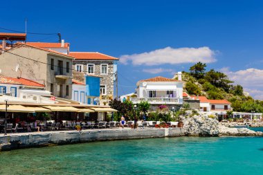 Samos Adası, Yunanistan - 23 Mayıs 2017: Geleneksel evlere sahip Kokkari 'nin pitoresk köyü. Kokkari köyü Samos adasında popüler bir turistik yerdir..