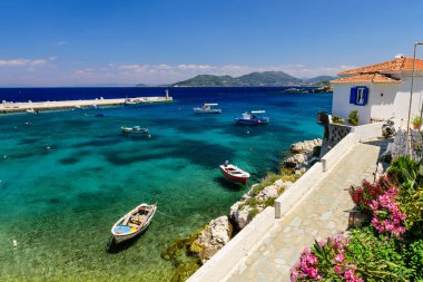 Samos Adası, Yunanistan - 23 Mayıs 2017: Geleneksel evleri ve balıkçı tekneleriyle Kokkari 'nin pitoresk köyü. Kokkari köyü Samos adasında popüler bir turistik yerdir..