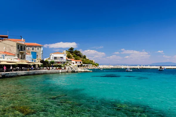 Samos Adası, Yunanistan - 23 Mayıs 2017: Geleneksel evlere sahip Kokkari 'nin pitoresk köyü. Kokkari köyü Samos adasında popüler bir turistik yerdir..