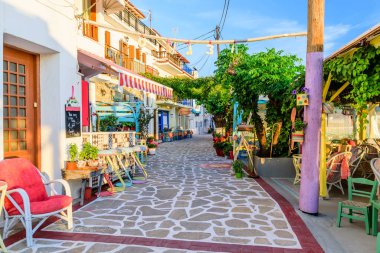 Samos Adası, Yunanistan - 24 Mayıs 2017: Kokkari köyünde açık hava restoranları olan renkli bir cadde. Kokkari köyü Samos adasında popüler bir turistik yerdir..