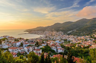 Günbatımında Samos kasabası manzarası, Samos Adası, Yunanistan