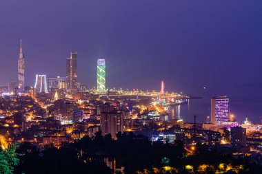 Batumi, Adjara, Georgia - 19 Eylül 2017 Batumi 'nin gece hava görüntüsü. Gece aydınlığında modern gökdelenler.