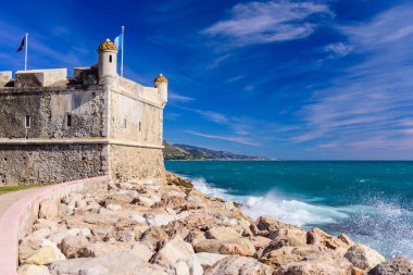 Güneşli bir günde Menton 'daki şatoya bakın. Mavi deniz, Menton şehri, Cote d' azur, Fransa 'nın arka planında.