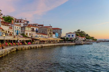 Samos Adası, Yunanistan - 23 Mayıs 2017: Kökkari köyü, deniz kenarında restoranları olan geleneksel bir Yunan köyü.