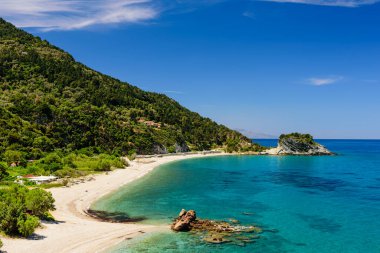 Yunanistan 'ın Samos adasında popüler bir tatil beldesi olan Potami sahili