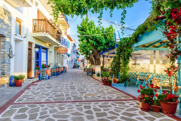 Samos Adası, Yunanistan - 24 Mayıs 2017: Kokkari köyünde açık hava restoranları olan renkli bir cadde. Kokkari köyü Samos adasında popüler bir turistik yerdir..