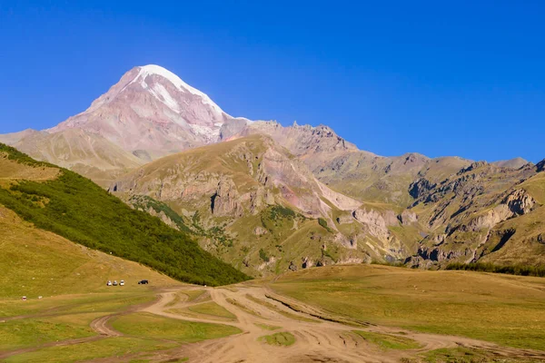 Όρος Kazbegi Είναι Ένα Δημοφιλές Φυσικό Αξιοθέατο Κοντά Στο Χωριό — Φωτογραφία Αρχείου