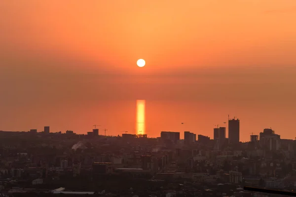 Hermosa Puesta Sol Mar Ciudad Fondo Del Cielo Mar Puesta — Foto de Stock