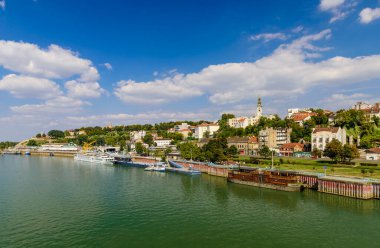 Belgrad, Sırbistan - 24 Eylül 2016: Sırbistan 'daki Sava nehrinden Belgrad şehri güzel bir yaz gününde