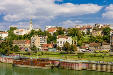 Belgrad, Sırbistan - 24 Eylül 2016: Sırbistan 'daki Sava nehrinden Belgrad şehri güzel bir yaz gününde