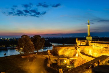 Belgrad, Sırbistan - 24 Eylül 2016: Belgrad Kalesi yakınlarındaki Kazanan anıtının güzel gece manzarası