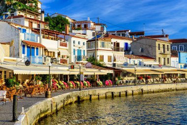 Samos Adası, Yunanistan - 24 Mayıs 2017: Kokkari köyünde açık hava restoranları olan renkli bir cadde. Kokkari köyü Samos adasında popüler bir turistik yerdir..