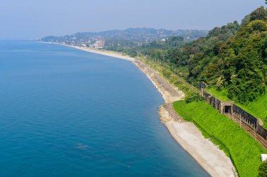 Karadeniz kıyısının güzel yaz manzarası. Mtsvane Kontskhi (Yeşil Pelerin) bölgesinde bulunan Batumi Botanik Bahçesi, Gürcistan.