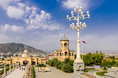 Tiflis, Gürcistan - 23 Eylül 2017: Gürcistan bayrağı ile Tiflis silueti, Tsminda Sameba Katedrali