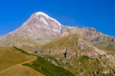 Kazbegi Dağı, Gürcistan 'ın Stepantsminda (Kazbegi) köyü yakınlarında popüler bir doğal cazibe merkezi.