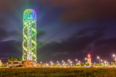 Batumi, Adjara, Georgia - 18 Eylül 2017: Deniz Sahilinden Aydınlanmış Şehir Kulesi. 