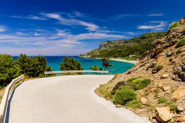 Sahilde manzaralı bir dönüş. Yunanistan 'ın Samos adasında popüler bir tatil beldesi olan Potami sahili