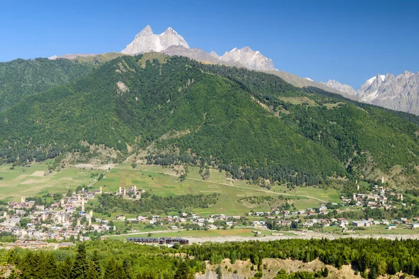 絵のように美しいコーカサス山脈の背景にあるメスティア村 スヴァネティ地域はジョージアで人気のある観光地である — ストック写真