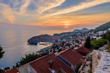 Hırvatistan 'ı gezmek. Hırvatistan 'ın eski Dubrovnik kentinin güzel gün batımı manzarası