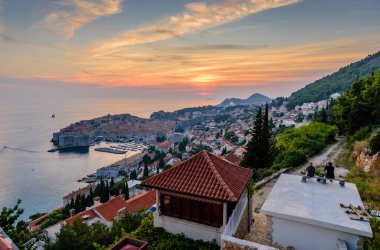 Dubrovnik, Dalmaçya bölgesi, Hırvatistan - 22 Eylül 2018: Hırvatistan 'ı gezmek. Dubrovnik 'in güzel gün batımı manzarası
