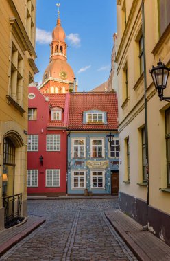 Riga, Letonya - 5 Ekim 2019: Riga eski kasabasında parlak binaları olan renkli dar sokaklar