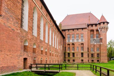 Malbork, Polonya - 8 Ekim 2019: Polonya turu. Malbork kasabasındaki ortaçağ şatosu, Polonya 'nın popüler bir mimari ve turistik merkezi.