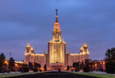 Moskova, Rusya - 4 Ocak 2018: Moskova Devlet Üniversitesi 'nin (MGU) ana binasının güzel gece manzarası, bir mimari abidesi ve Moskova' da popüler bir eğlence merkezi.