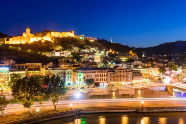 Tiflis, Gürcistan - 10 Eylül 2017: Tiflis 'in gece manzarası, Narikala kalesinin parlak ışıkları ve Tiflis' in Eski Kasabası