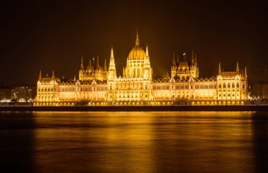 Macaristan, Budapeşte parlamentosunun gece manzarası