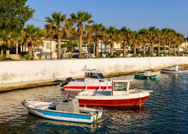 Geleneksel balıkçı teknelerinin bulunduğu Kefalos köyündeki gezinti güvertesi, Kos Adası, Dodecanese, Yunanistan