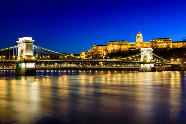 Macar Simgeleri Chain Köprüsü Kraliyet Sarayı Geceleri Budapeşte Tuna Nehri — Stok fotoğraf