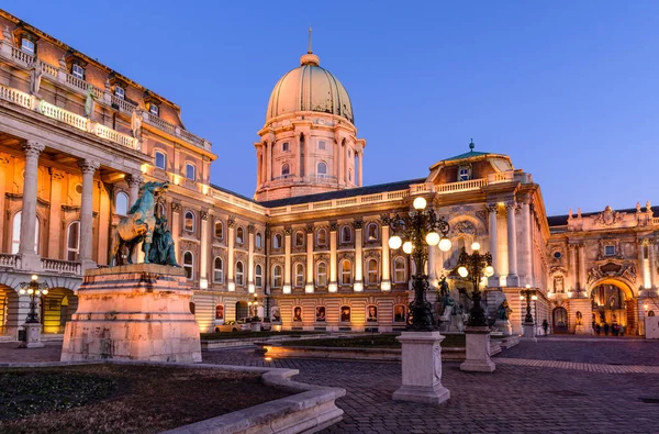 Венгерские Достопримечательности Королевский Дворец Будапеште Ночью — стоковое фото