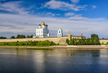 Antik Kremlin, Rusya 'nın güneşli yaz gününde Pskov' da
