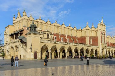 Krakow, Polonya - 5 Kasım 2016: Suconic 'i şehrin tarihi merkezinde, pazar meydanında inşa etmek, antik mimari