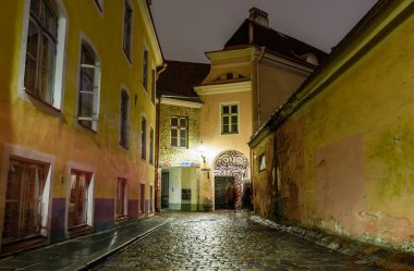 Tallinn, Estonya - 17 Aralık 2016: Eski şehrin tipik bir sokağı