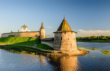 Rusya 'nın Pskov kentindeki antik Kremlin.