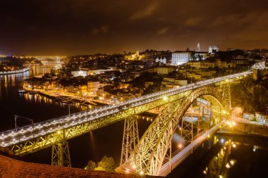 I. Dom Luis Douro nehri üzerinde köprü gece aydınlandı, Porto, Portekiz