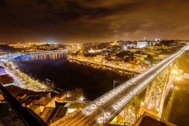 I. Dom Luis Douro nehri üzerinde köprü gece aydınlandı, Porto, Portekiz
