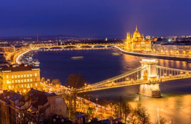 Gece Budapeşte 'nin hava manzarası. Macaristan tarihi yerleri: Budapeşte 'deki Zincir Köprüsü, Parlamento ve Tuna Nehri.