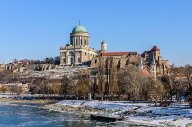 Esztergom 'daki Katolik Bazilikası ve Macaristan' daki Tuna Nehri 'nin kış manzarası