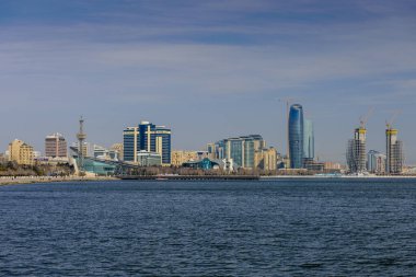 Bakü, Azerbaycan - 23 Şubat 2017: Bakü şehir merkezindeki Hazar Denizi kıyısı