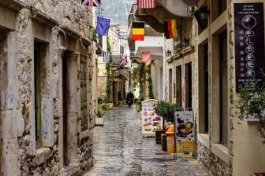 Kalymnos Adası, Dodecanese, Yunanistan - 14 Mayıs 2016: Eski Pothia kentinde geleneksel cadde