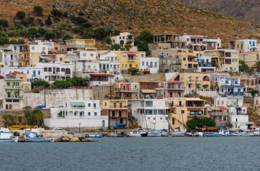 Kalymnos Adası, Dodecanese, Yunanistan - 14 Mayıs 2016: Güzel evleri olan Kalymnos adasının manzaralı kıyı şeridi
