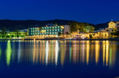 Kos kasabasının kıyı şeridi akşam aydınlatmalarıyla, Kos adası, Dodecanese, Yunanistan