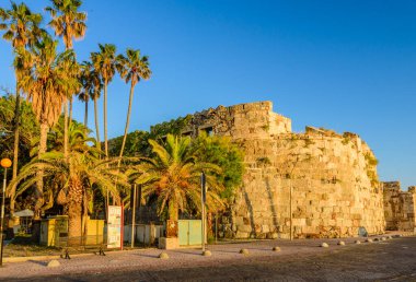 Kos Adası, Dodecanese, Yunanistan - 17 Mayıs 2016: Yunanistan 'ın Kos adasında popüler bir turizm merkezi olan yumuşak sabah ışığında Neratzia kalesi.
