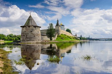 Rusya 'nın Pskov kentindeki antik Kremlin.