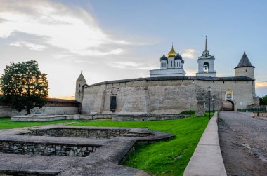 Rusya 'nın Pskov kentindeki antik Kremlin.