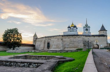 Rusya 'nın Pskov kentindeki antik Kremlin.