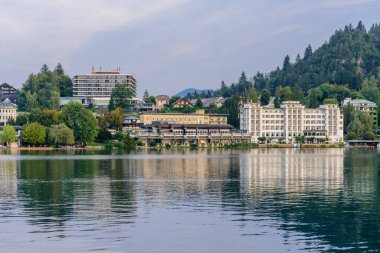 Bled, Slovenya - 12 Eylül 2016: Kanlı göl - Julian Alpleri 'nde pitoresk bir göl, ulusal Triglav Parkı, Slovenya' da popüler bir tatil ve turizm beldesi