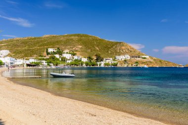 Patmos Adası, Yunanistan - 28 Mayıs 2017: Grikos plajı, berrak mavi suyu olan pitoresk bir plajdır